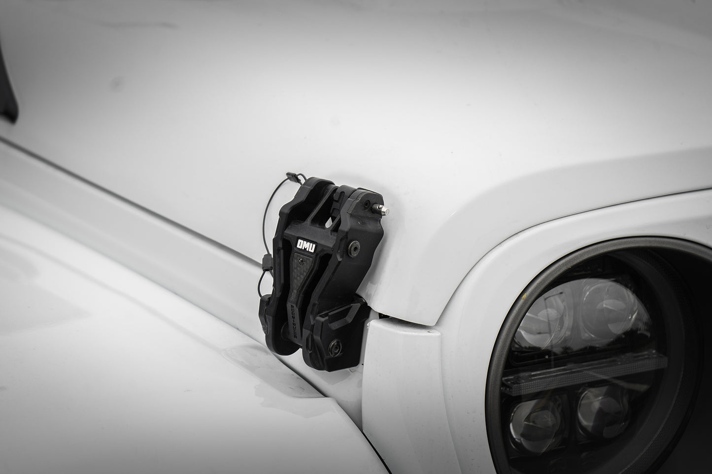 OMU Aluminum Hood Catch Latches with Carbon Fiber - Jeep Wrangler JL/JLU/4XE/JT 2018+ - 4X4 WAVERS