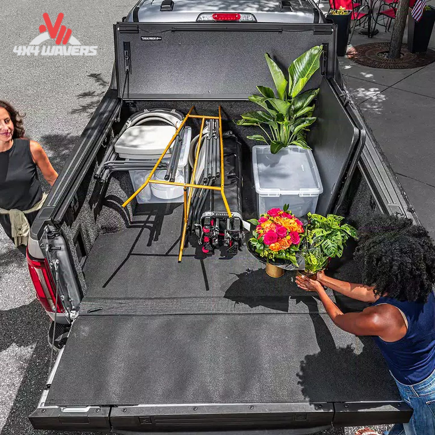 Cubierta rígida plegable BAKFlip MX4 abierta para Jeep Gladiator JT 2020-2026, mostrando acceso a la caja y diseño duradero
