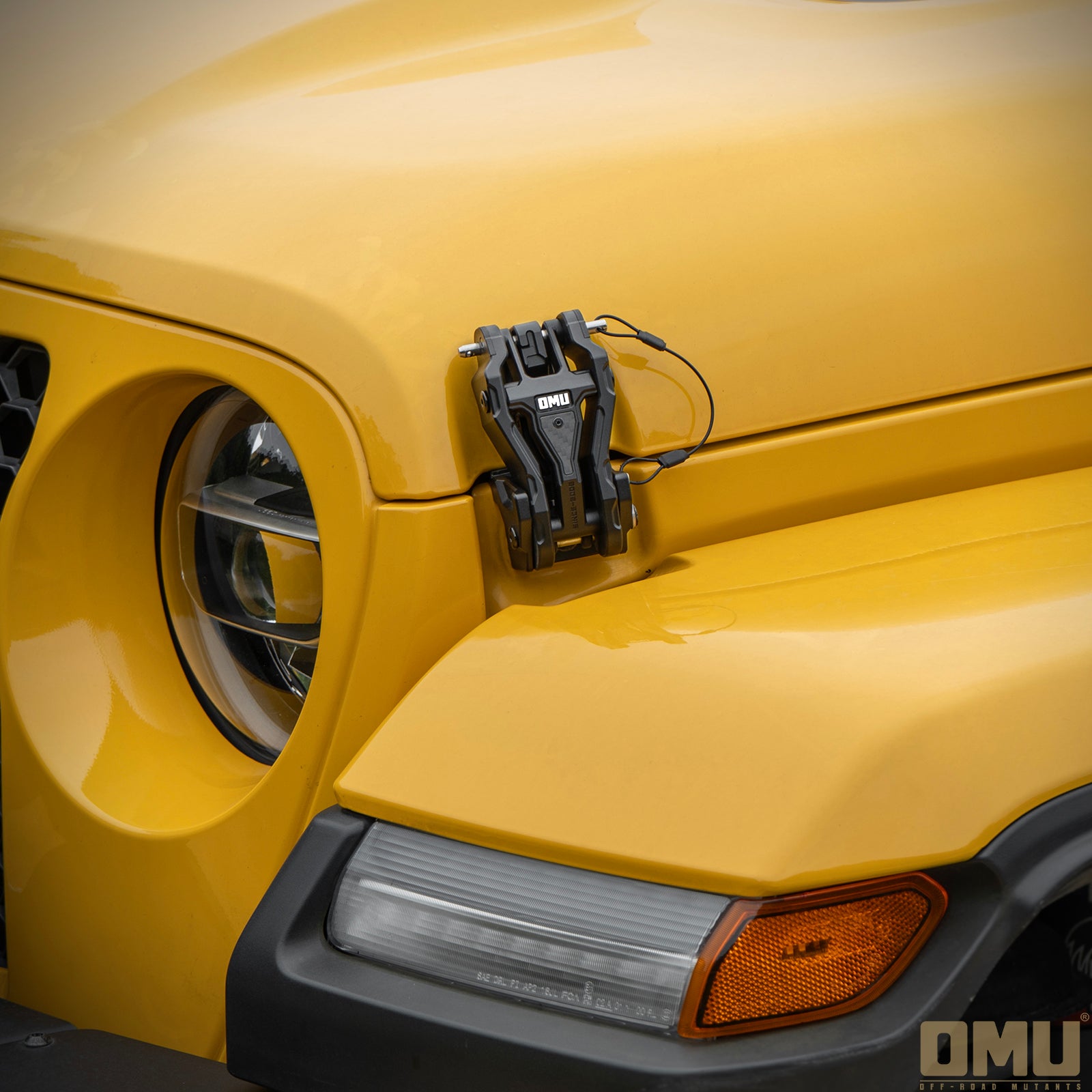 OMU Aluminum Hood Catch Latches with Carbon Fiber - Jeep Wrangler JL/JLU/4XE/JT 2018+ - 4X4 WAVERS