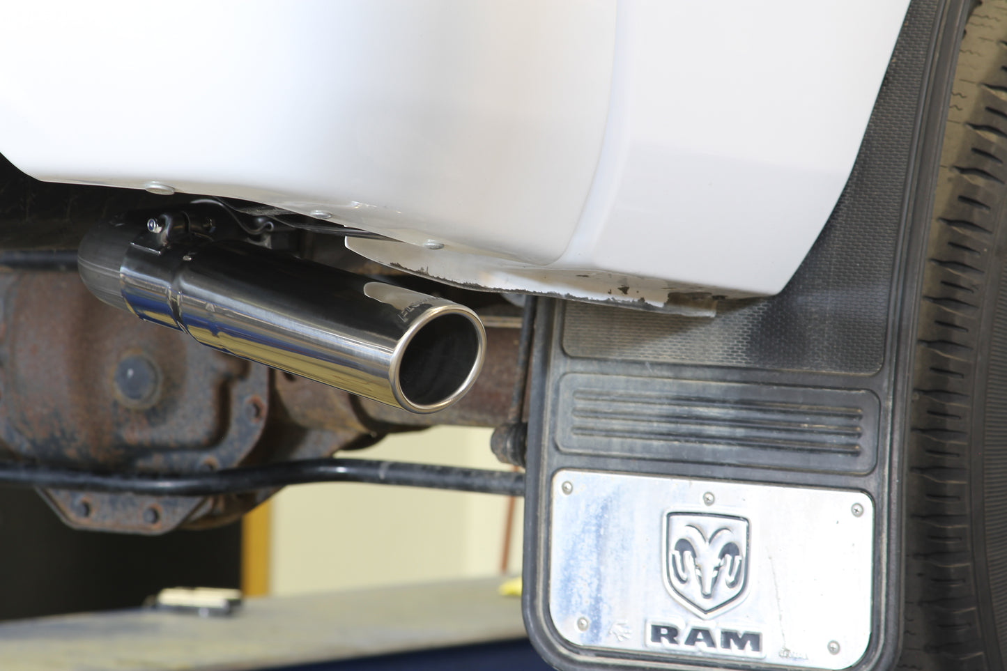 Flowmaster American Thunder cat-back exhaust system kit with polished stainless steel pipes and dual exhaust tips.