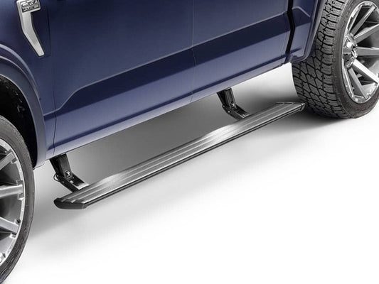 Estribos eléctricos AMP Research PowerStep Vision para camionetas GM 1500 2022-2026 y GM HD Crew 2024, mostrados extendidos con la superficie del peldaño visible.