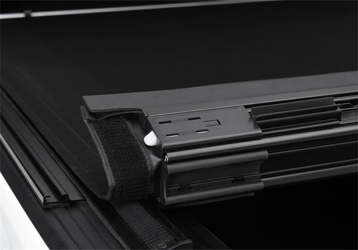 Truxedo SENTRY CT tonneau cover for 20-26 Gladiator trucks, shown installed over the truck bed for protection and style.