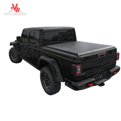 Tapa enrollable blanda ACCESS LiteRider cerrada en una Jeep Gladiator JT 2020-2026, mostrando la cubierta elegante y segura instalada sobre la caja de la camioneta.