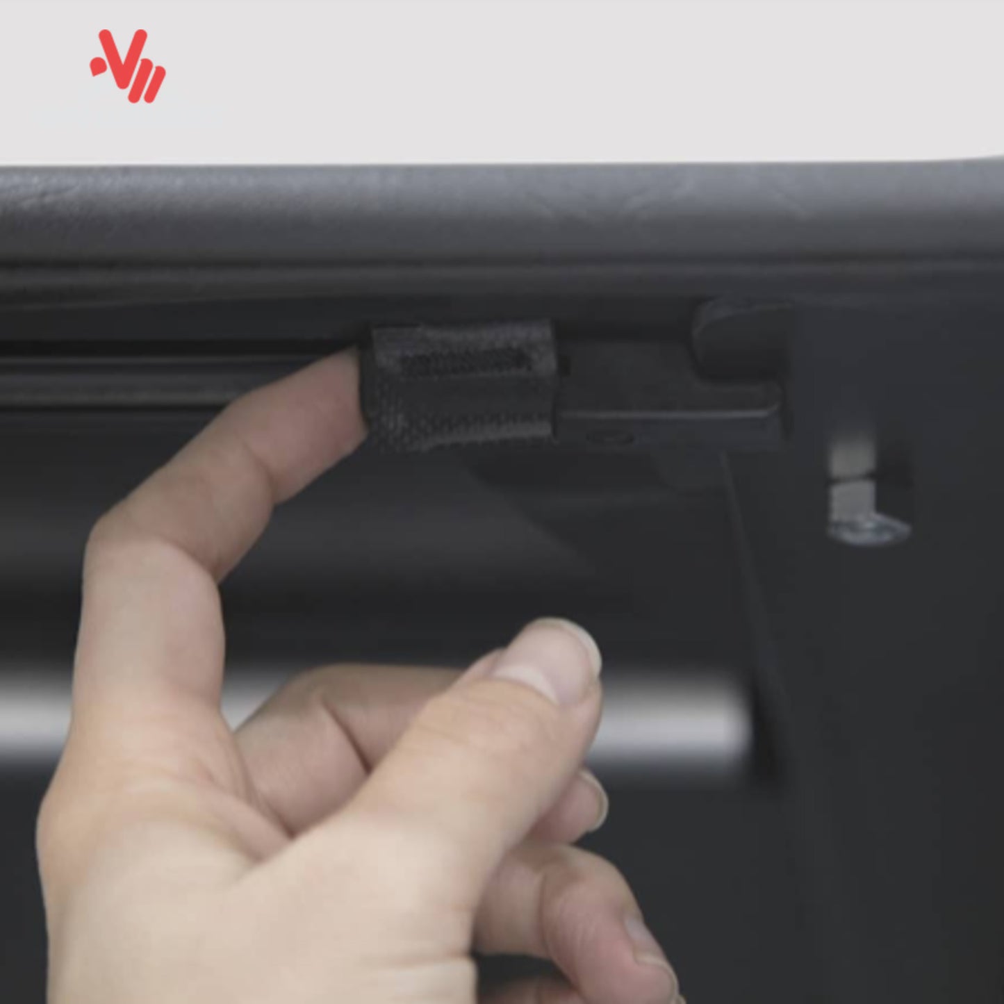 Primer plano de las abrazaderas de la cubierta enrollable blanda ACCESS LiteRider para caja en una Jeep Gladiator JT 2020-2026, mostrando detalles de sujeción segura.