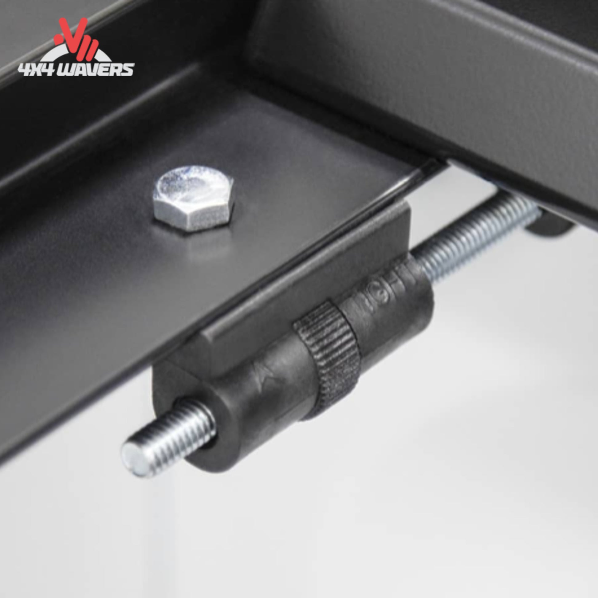 Close-up de las abrazaderas de la cubierta enrollable suave ACCESS LiteRider para caja en una Jeep Gladiator JT 2020-2026, mostrando detalles de instalación segura.
