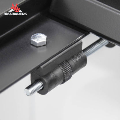 Close-up de las abrazaderas de la cubierta enrollable suave ACCESS LiteRider para caja en una Jeep Gladiator JT 2020-2026, mostrando detalles de instalación segura.