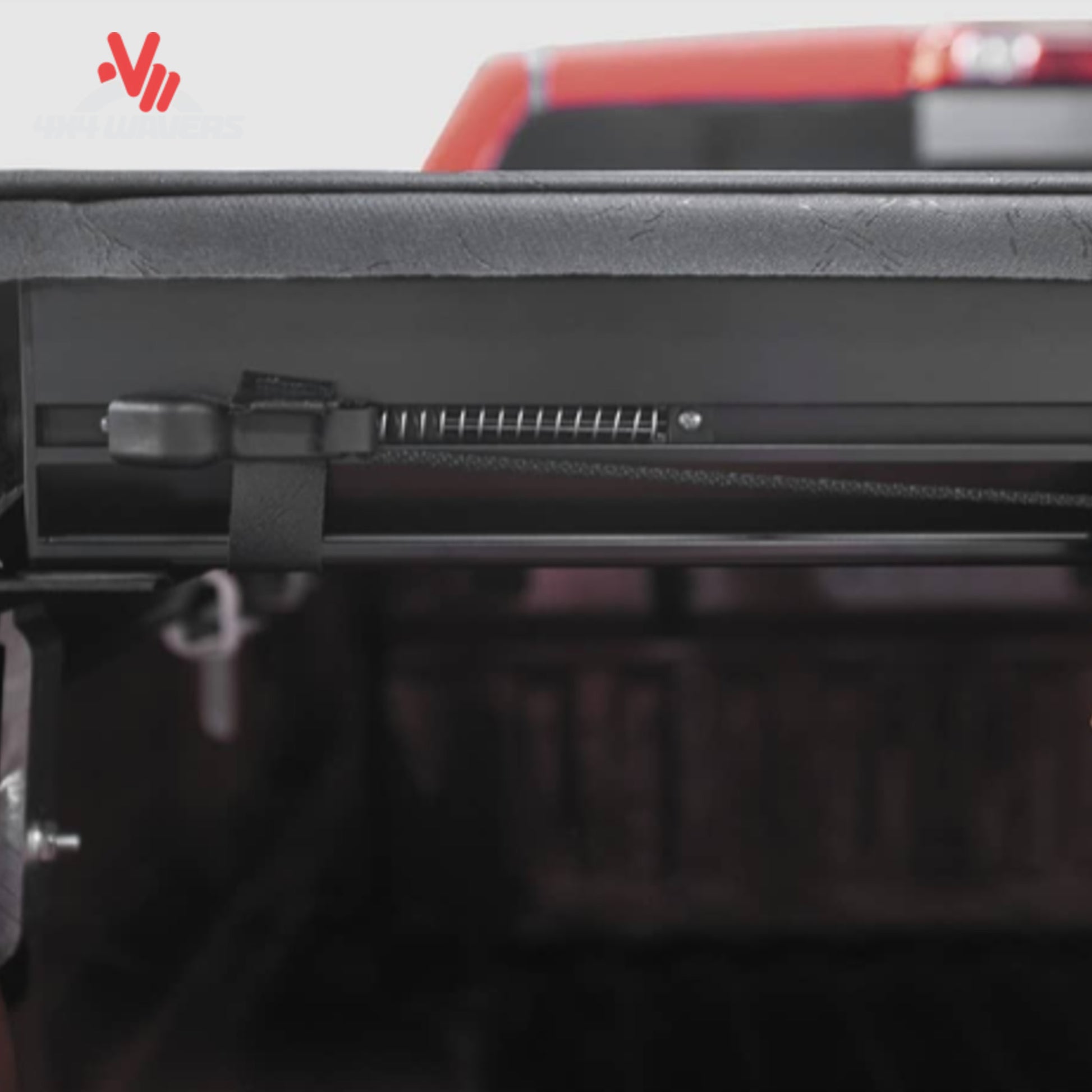 Cubierta tonneau enrollable de vinilo Access Original con sistema de abrazaderas en una Jeep Gladiator JT 2020-2026 de caja 5 ft, con detalle cercano de la abrazadera.