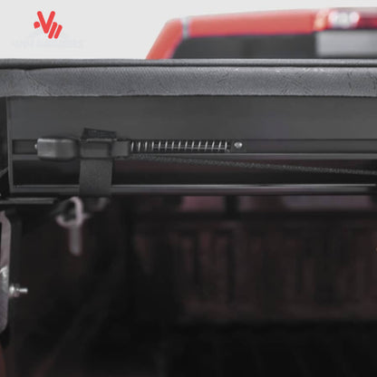 Cubierta tonneau enrollable de vinilo Access Original con sistema de abrazaderas en una Jeep Gladiator JT 2020-2026 de caja 5 ft, con detalle cercano de la abrazadera.