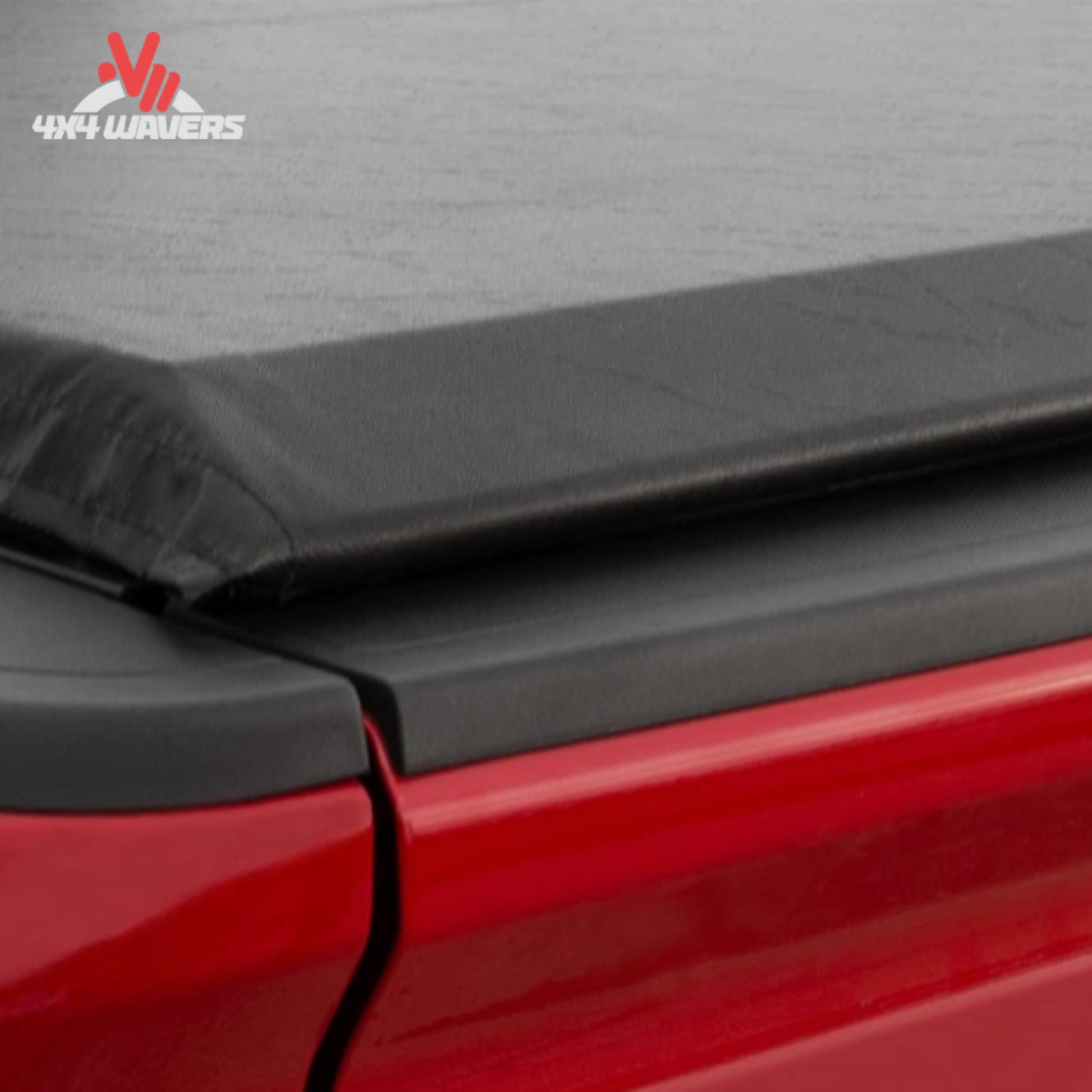 Primer plano de la cubierta tonneau enrollable blanda ACI ACCESS Original con sistema de abrazaderas de vinilo en la caja de una Jeep Gladiator JT 2020-2026.
