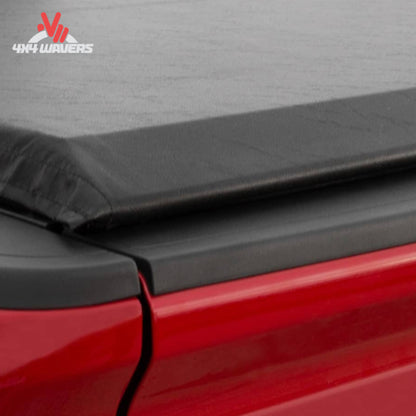 Primer plano de la cubierta tonneau enrollable blanda ACI ACCESS Original con sistema de abrazaderas de vinilo en la caja de una Jeep Gladiator JT 2020-2026.