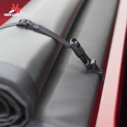 alt
Cubierta de lona enrollable blanda OPEN ACCESS Original para Jeep Gladiator JT 2020-2026 con caja de 5 ft, mostrada enrollada para acceder a la caja.