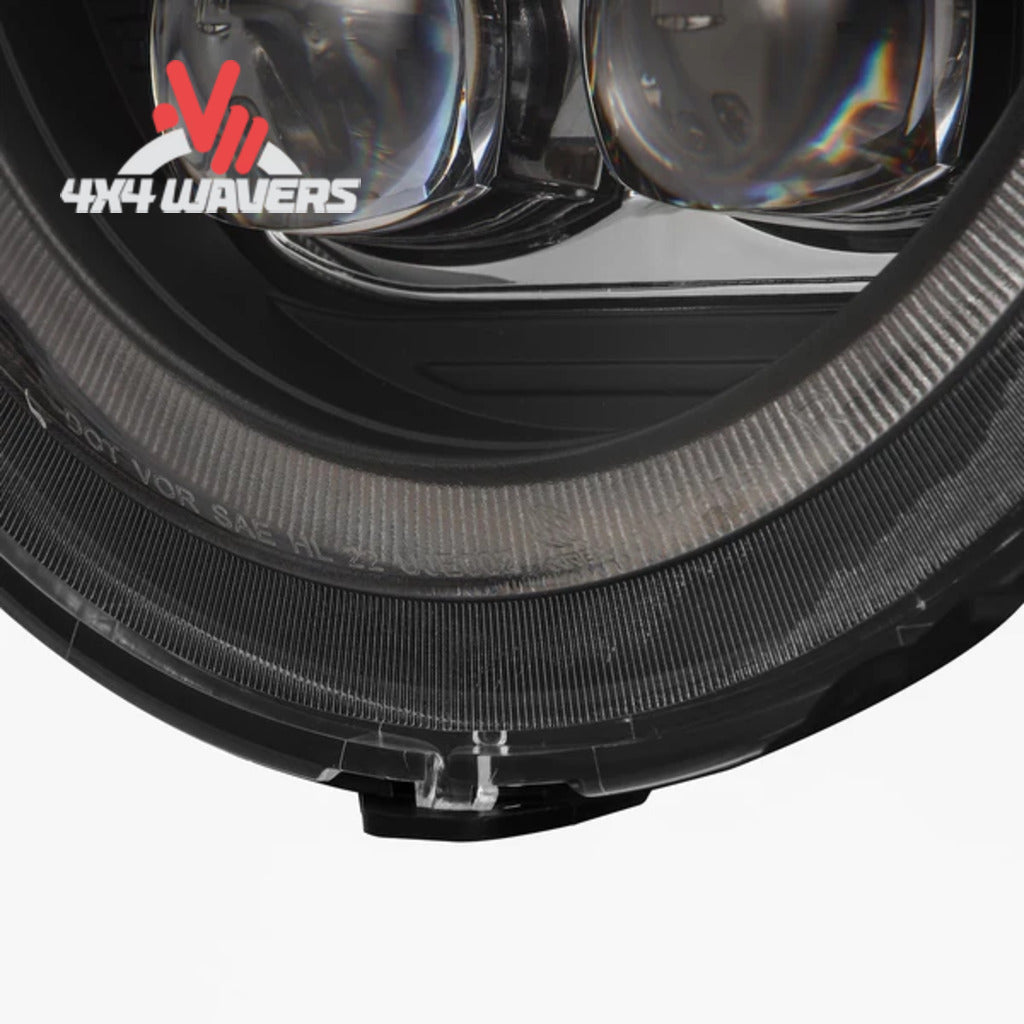 AlphaRex NOVA faros delanteros LED tipo proyector en negro para Jeep Wrangler JL 2018-2026, con lentes transparentes y diseño detallado.