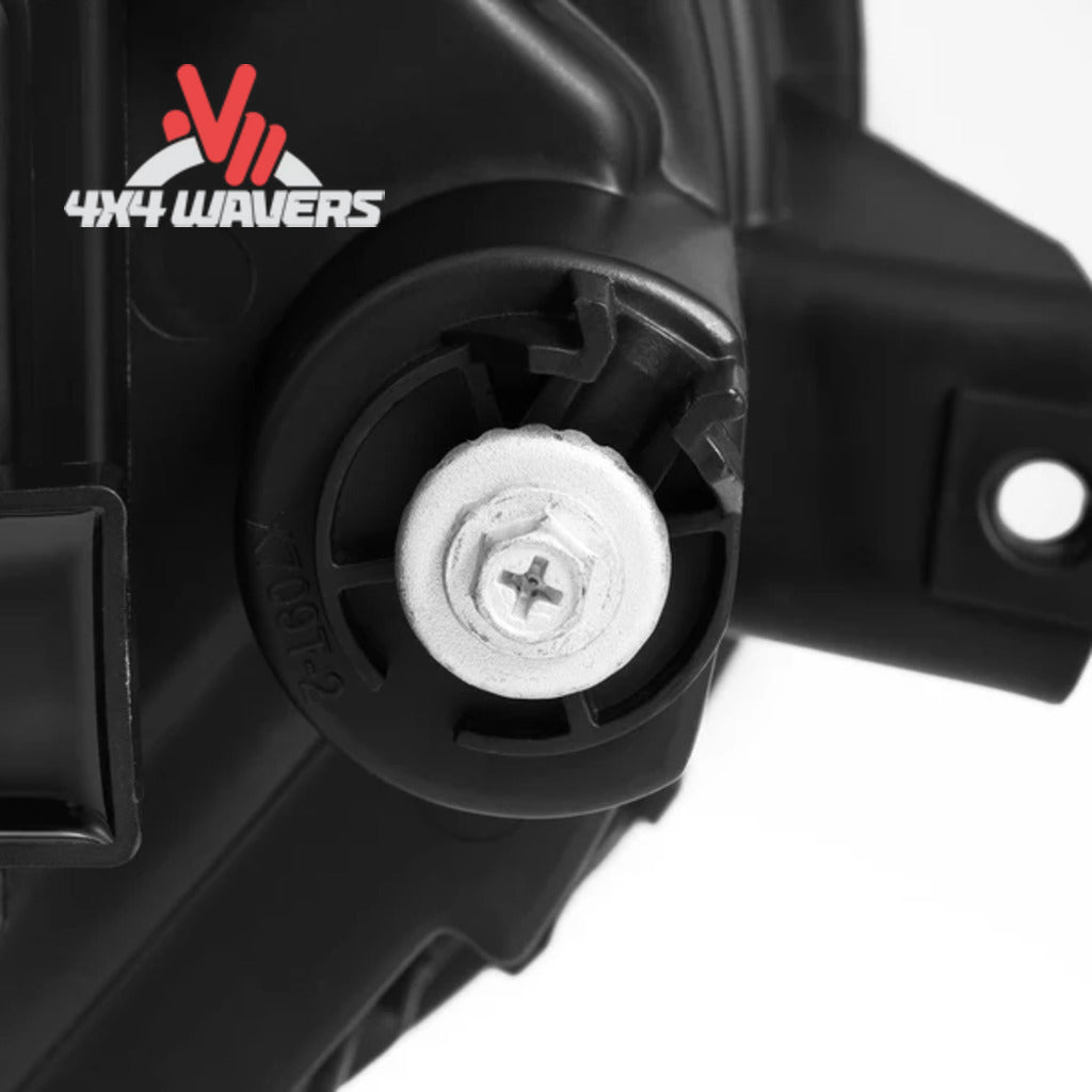 Faros delanteros proyectores LED AlphaRex NOVA en negro con lentes transparentes instalados en un Jeep Wrangler JL 2018-2026.