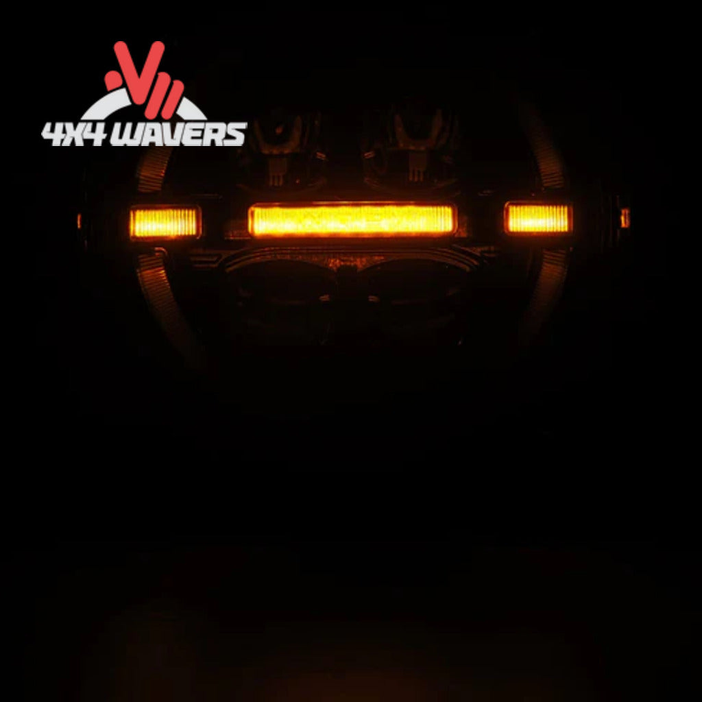 Faros delanteros proyector LED AlphaRex NOVA en negro instalados en un Jeep Wrangler JL 2018-2026, mostrando una iluminación nocturna brillante.
