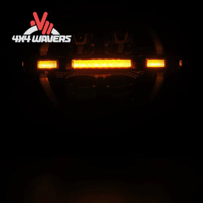 Faros delanteros proyector LED AlphaRex NOVA en negro instalados en un Jeep Wrangler JL 2018-2026, mostrando una iluminación nocturna brillante.