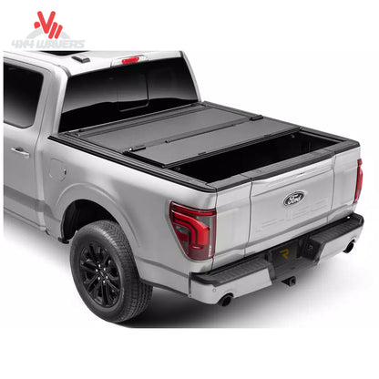 Cubierta rígida plegable tipo tonneau BAKFlip MX4 instalada en una Jeep Gladiator JT 2020-2026, mostrando su diseño elegante y duradero sobre la caja.