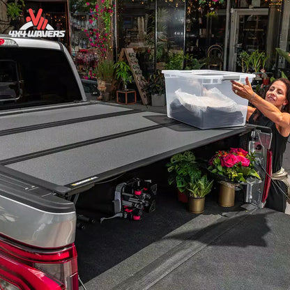 Cubierta rígida plegable BAKFlip MX4 de aluminio mate en una Jeep Gladiator JT 2020-2026 con los paneles plegados visibles.