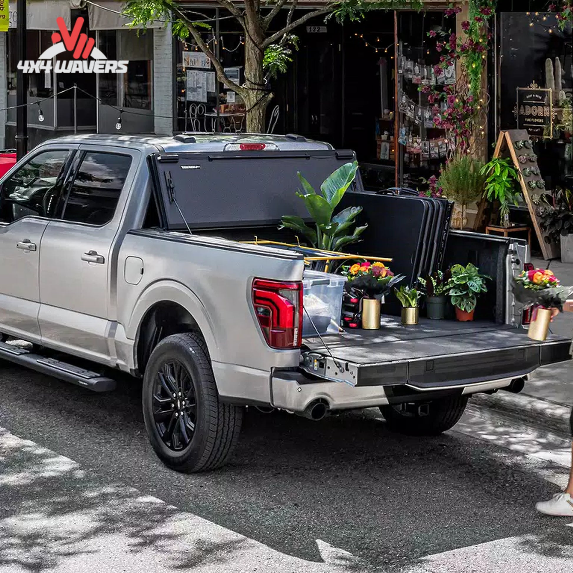 Vista abierta de la cubierta rígida plegable tipo tonneau BAKFlip MX4 en una Jeep Gladiator JT 2020-2026, mostrando su diseño plegable y acceso a la caja.