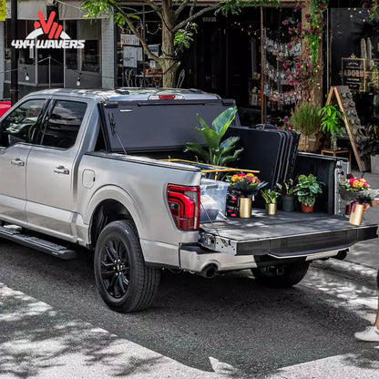 Vista abierta de la cubierta rígida plegable tipo tonneau BAKFlip MX4 en una Jeep Gladiator JT 2020-2026, mostrando su diseño plegable y acceso a la caja.
