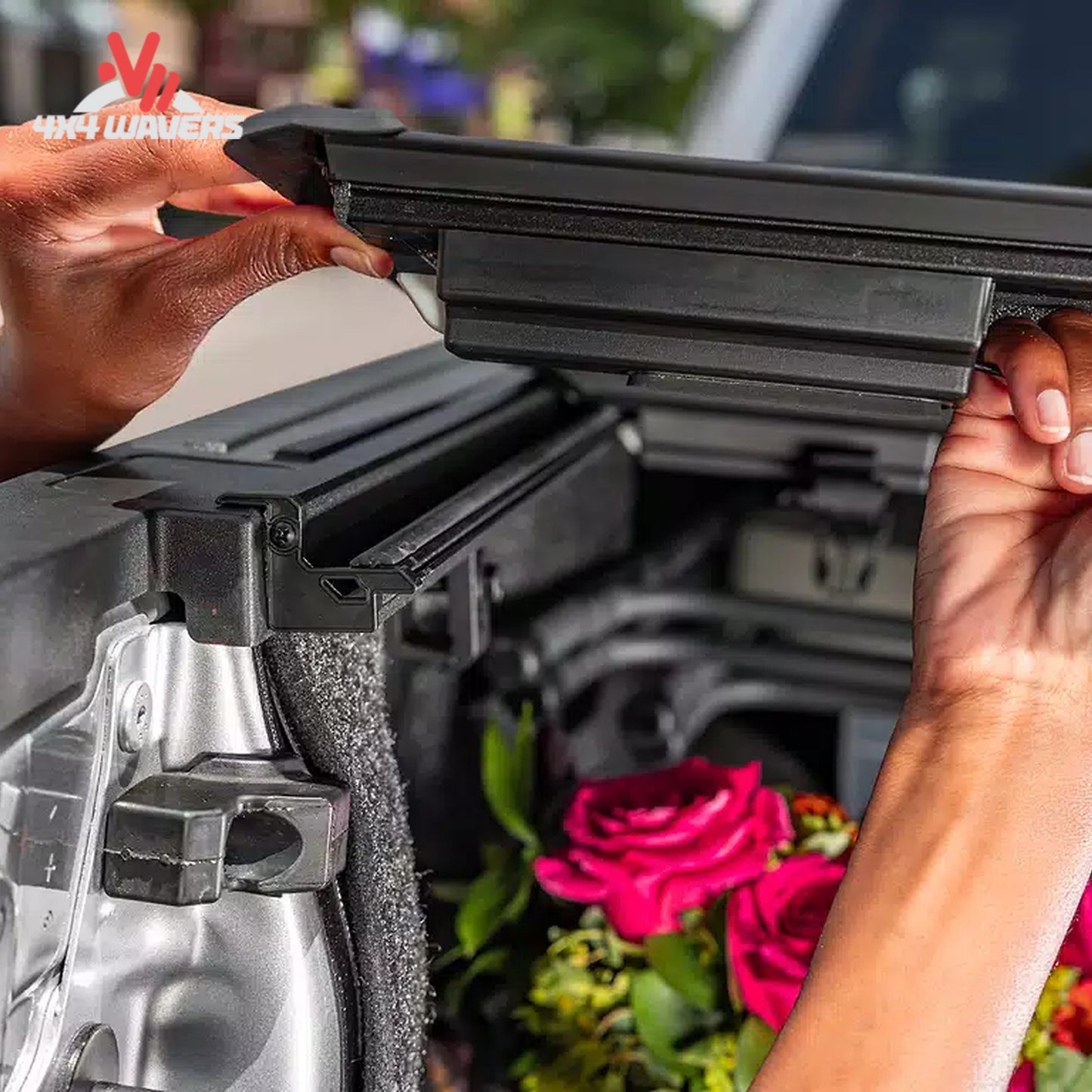 BAKFlip MX4 cubreplatón plegable rígida con sistema de cierre del portón trasero instalada en una Jeep Gladiator JT 2020-2026, mostrando sus funciones de cierre seguro.