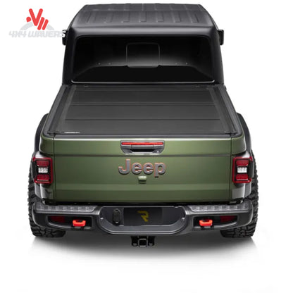 BAKFlip MX4 TS, cubierta rígida plegable tipo tonneau instalada en una Jeep Gladiator JT 2020-2026, mostrando su diseño elegante y ajuste seguro.