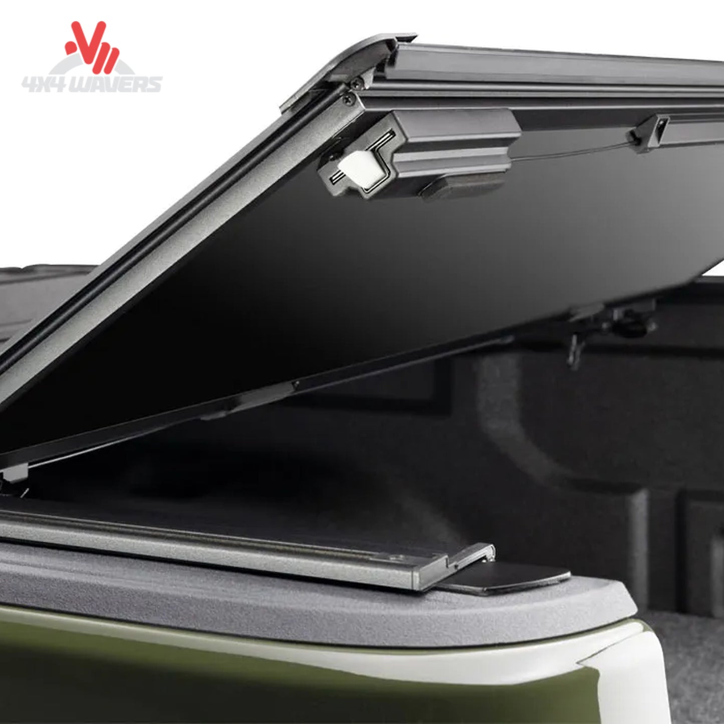 Matte negro BAKFlip MX4 TS cubierta rígida plegable tipo tonneau en un Jeep Gladiator JT 2020-2026, mostrando paneles plegados y diseño elegante.