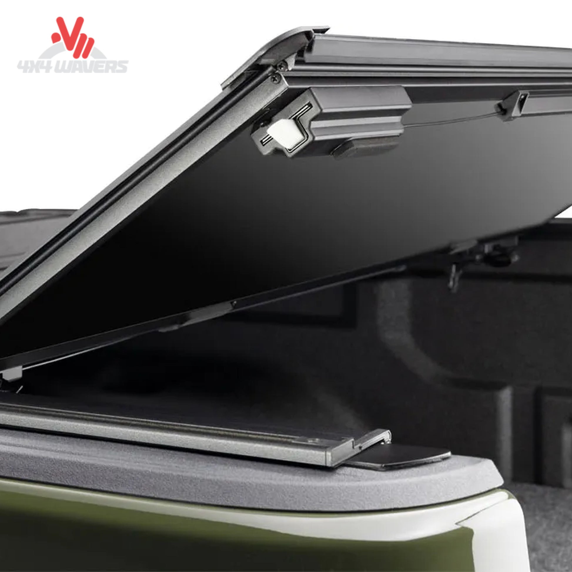 Matte negro BAKFlip MX4 TS cubierta rígida plegable tipo tonneau en un Jeep Gladiator JT 2020-2026, mostrando paneles plegados y diseño elegante.