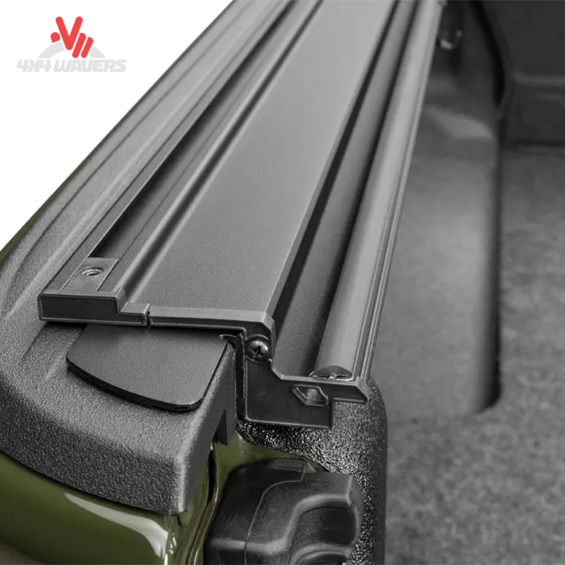 Matte negro BAKFlip MX4 TS cubierta rígida plegable para caja en una Jeep Gladiator JT 2020-2026, mostrando detalles de los paneles y cierres seguros.