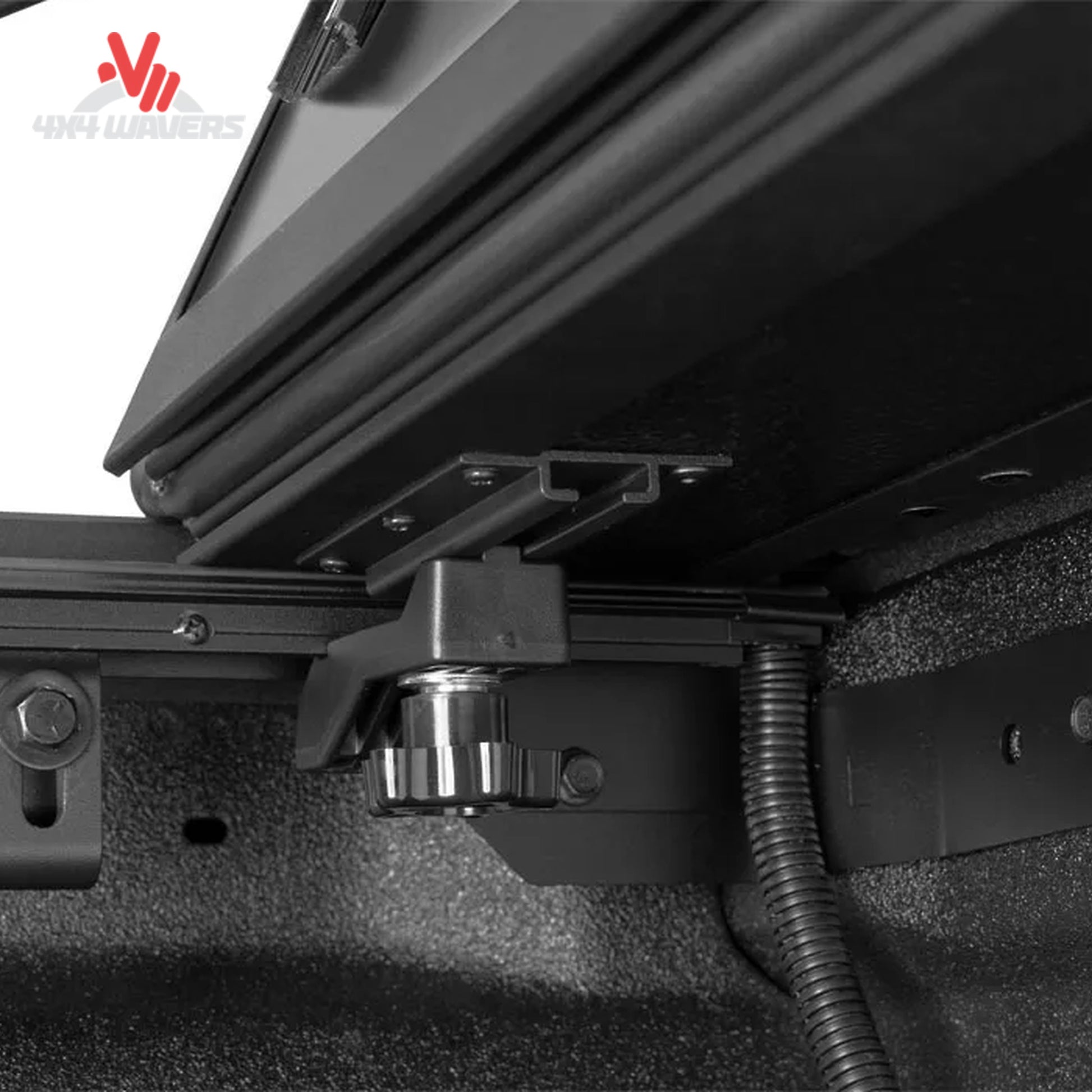 Cubierta rígida plegable tipo tonneau BAKFlip MX4 TS con rieles con ranura en T en una Jeep Gladiator JT 2020-2026 para proteger con seguridad la caja de la camioneta.