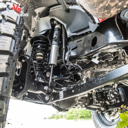 BDS Kit de elevación de 3 pulgadas con amortiguadores NX2 instalado en una Jeep Gladiator JT 2020-2025, mostrando el sistema de suspensión elevada y los amortiguadores.