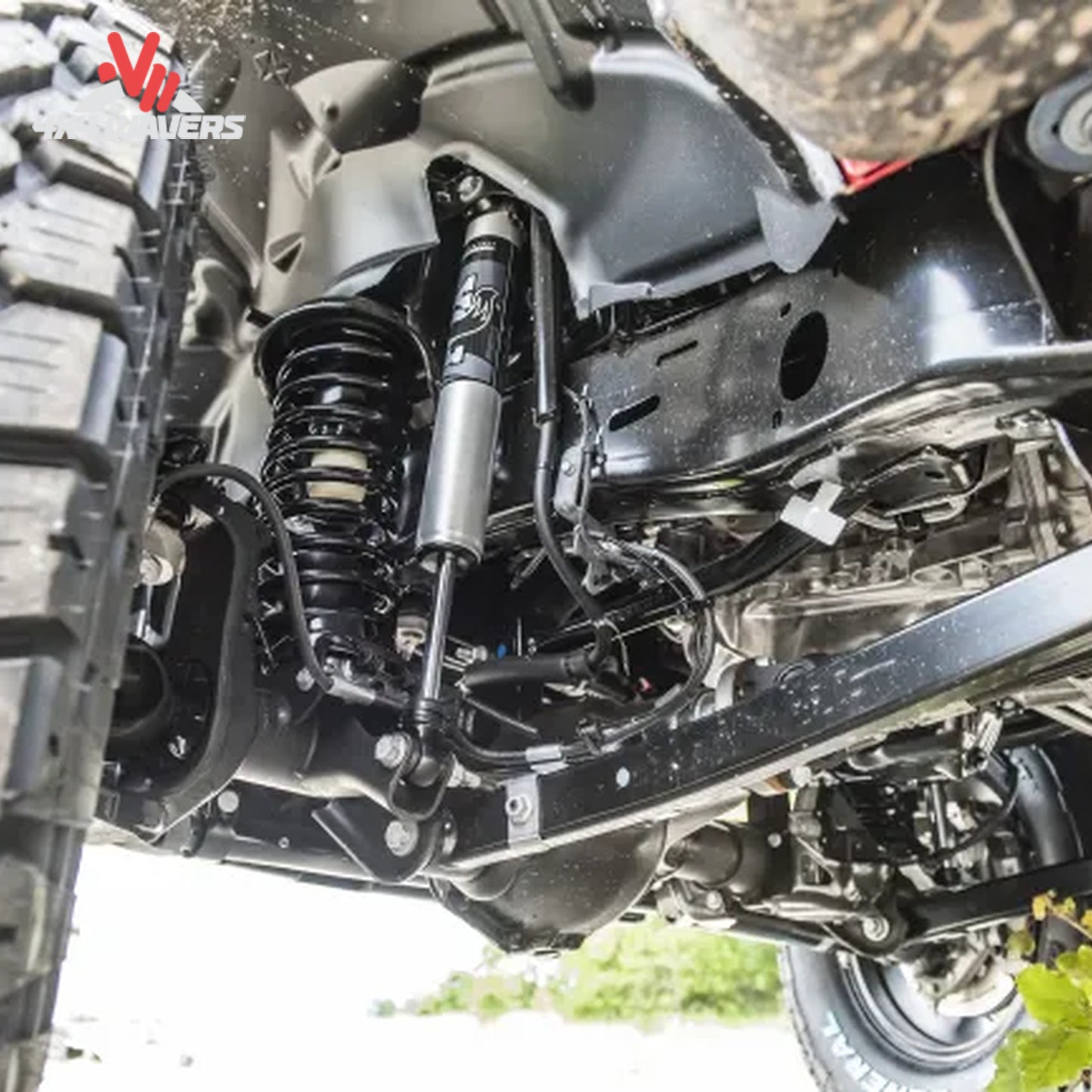 Kit de nivelación BDS de 2 pulgadas instalado en una Jeep Gladiator JT 2020-2025 con resortes helicoidales, mostrando la modificación de la suspensión.