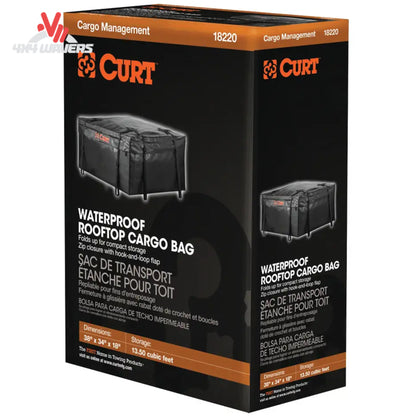 Vista abierta de la bolsa de carga impermeable para baca CURT, con capacidad de almacenamiento de 38x34x18 pulgadas, mostrando el interior y las correas de sujeción.