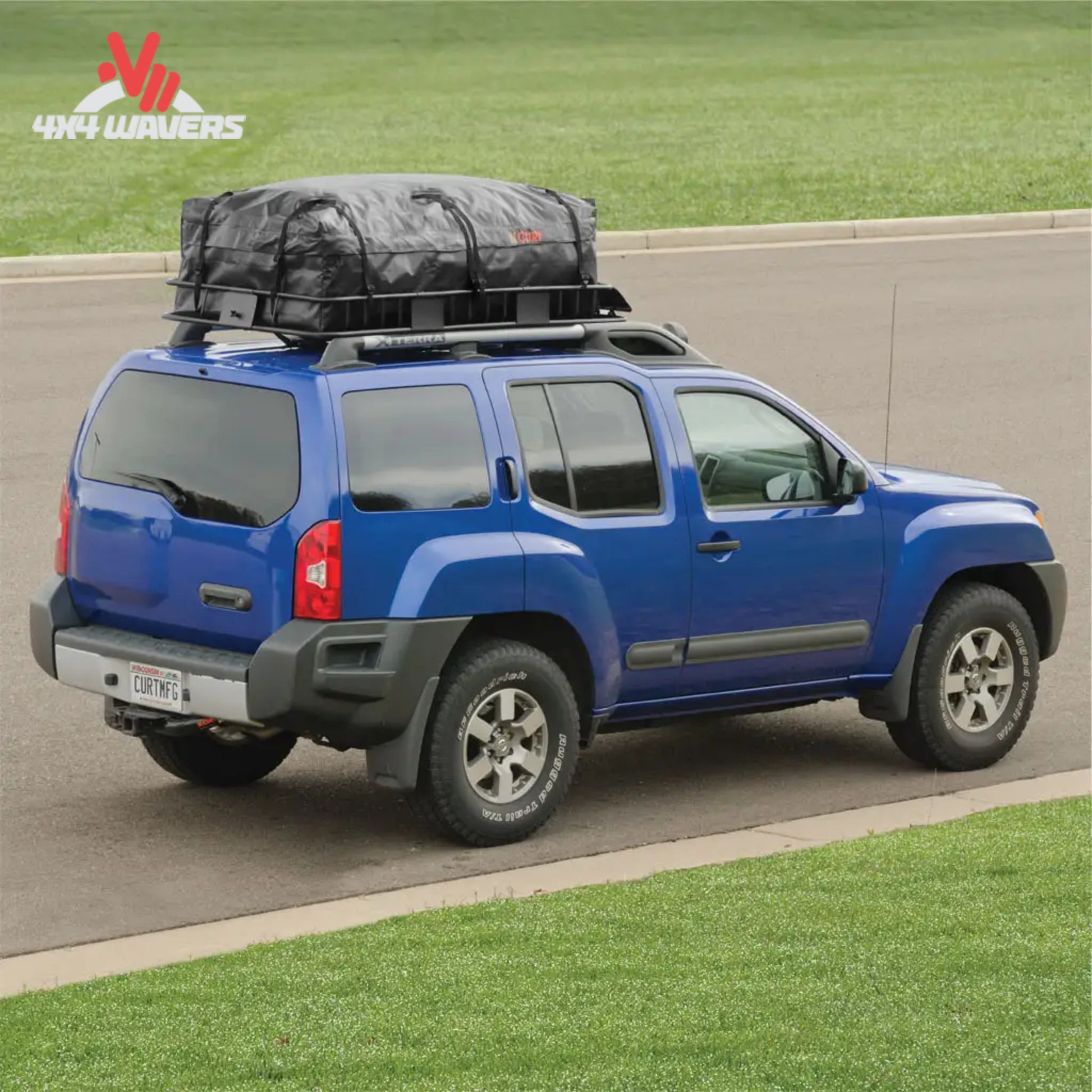 Bolsa portaequipaje impermeable CURT instalada en el techo del vehículo, que muestra un amplio espacio de almacenamiento de 59x34x21 pulgadas para equipo al aire libre.
