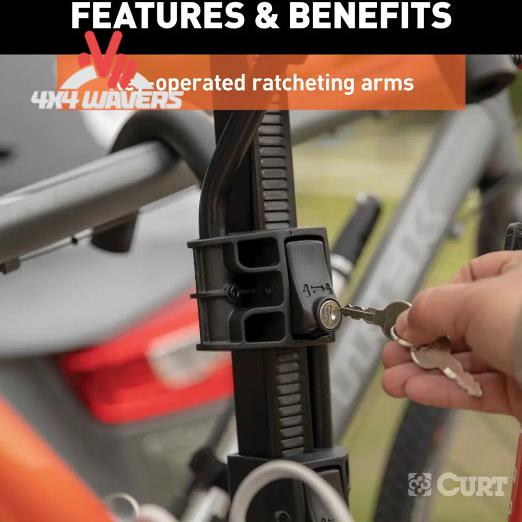 Close-up del portabicicletas de enganche CURT estilo bandeja para 4 bicicletas, con brazos de trinquete bloqueables, diseñado para vehículos con receptor de 2 pulgadas.