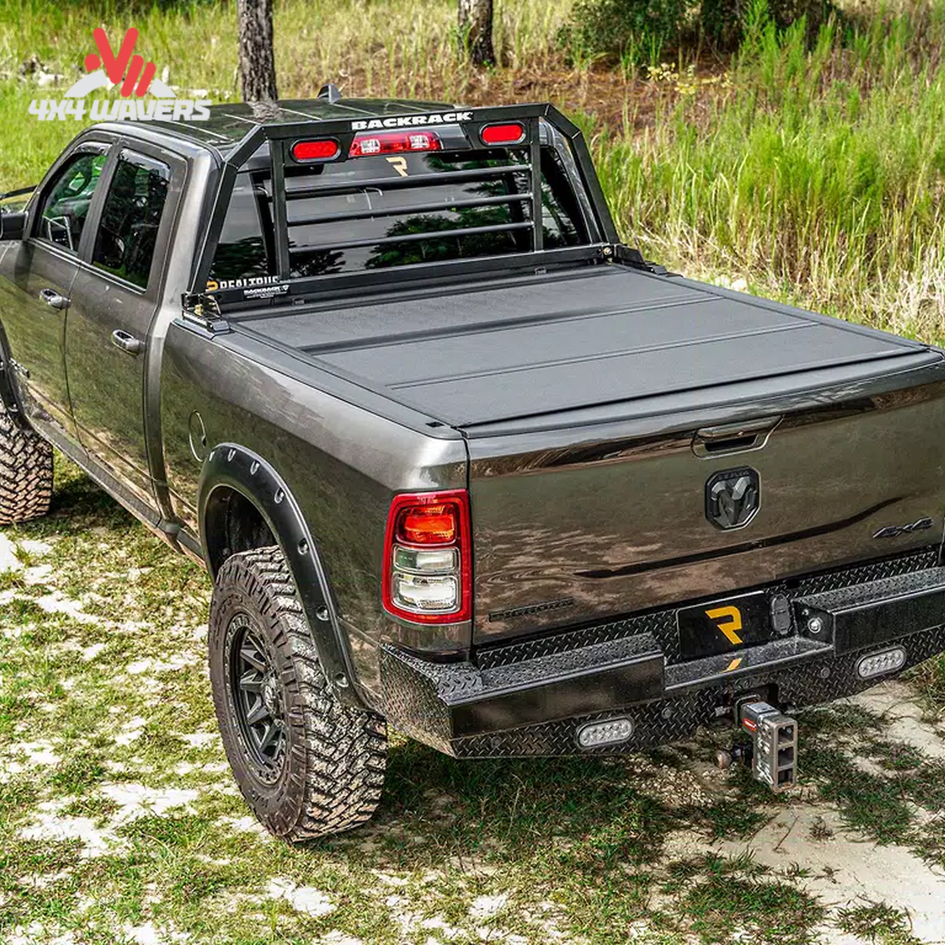 Close-up de los paneles de la cubierta rígida plegable Extang Endure ALX para la caja de 5 FT de una Jeep Gladiator JT 2020–2026.