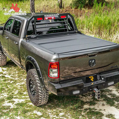 Close-up de los paneles de la cubierta rígida plegable Extang Endure ALX para la caja de 5 FT de una Jeep Gladiator JT 2020–2026.