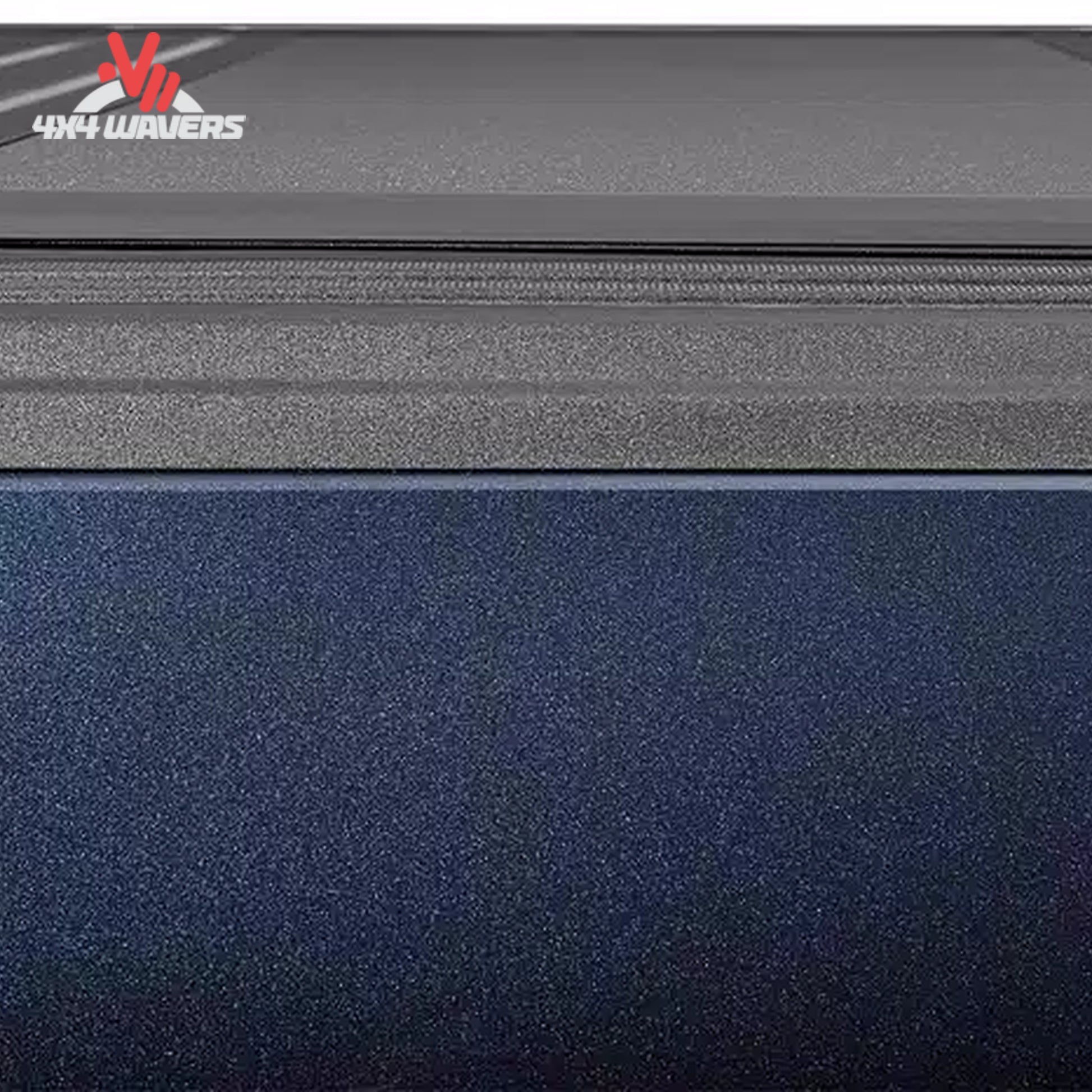 Close-up de los paneles de la cubierta rígida plegable Endure ALX de Extang en una caja de 5 FT de una Jeep Gladiator JT 2020–2026.