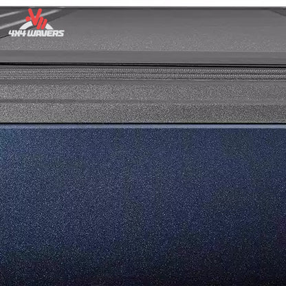 Close-up de los paneles de la cubierta rígida plegable Endure ALX de Extang en una caja de 5 FT de una Jeep Gladiator JT 2020–2026.