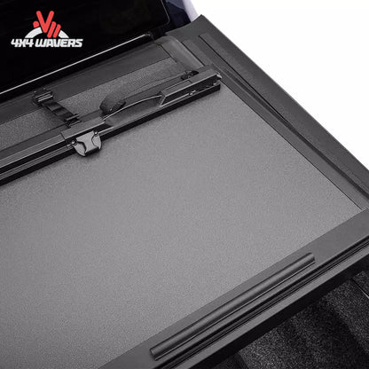Primer plano de los paneles de la cubierta rígida plegable tipo tonneau Extang Endure ALX en una Jeep Gladiator JT 5FT 2020–2026.