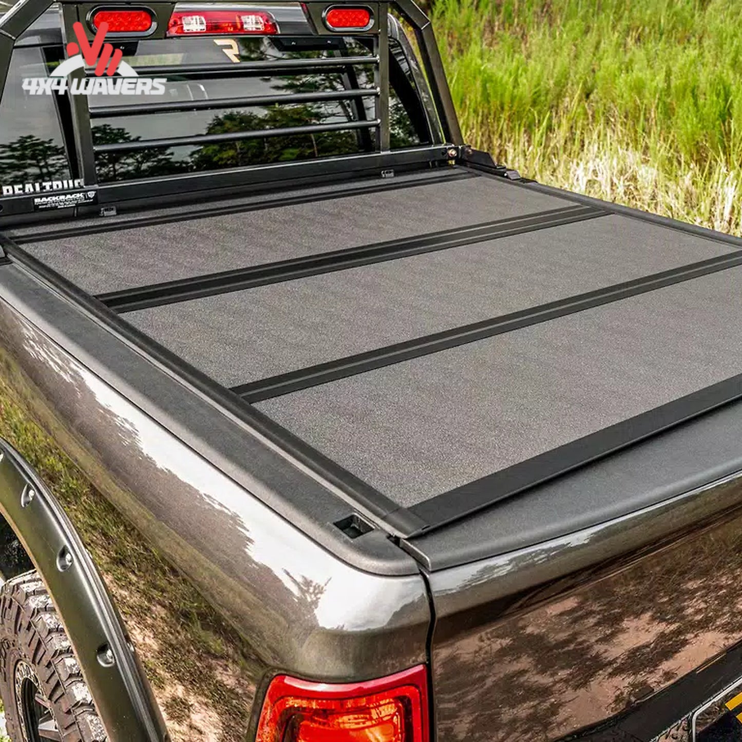 Extang Endure ALX, cubierta rígida plegable tipo tonneau instalada en una Jeep Gladiator JT 2020–2026 con caja de 5 ft, mostrando su diseño seguro y resistente a la intemperie.