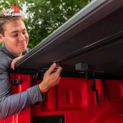 Extang Solid Fold ALX, cubierta rígida de aluminio para caja en una Jeep Gladiator JT 2020–2026 con caja de 5 pies, mostrando el elegante diseño de paneles.