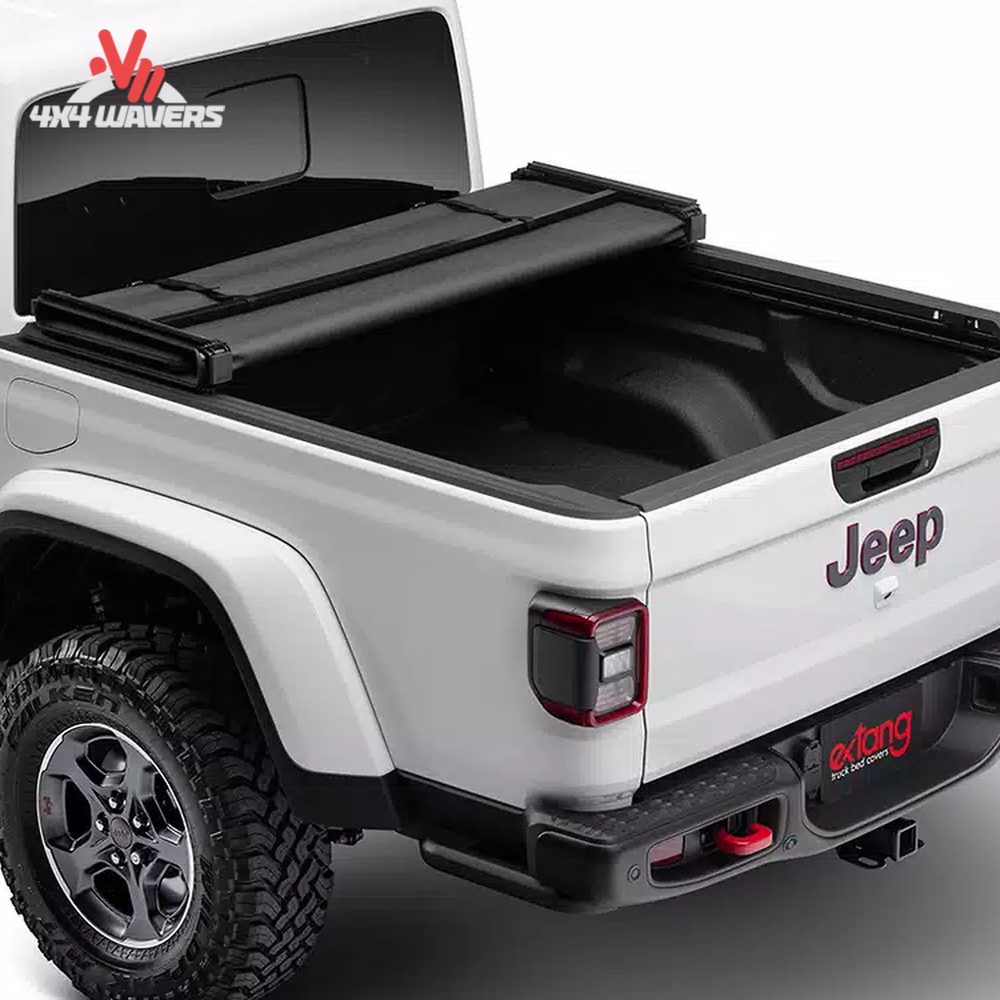 Cubierta blanda plegable Extang Trifecta 2.0, abierta y plegada sobre la caja de 5 pies de una Jeep Gladiator JT 2020–2026, mostrando su diseño flexible.