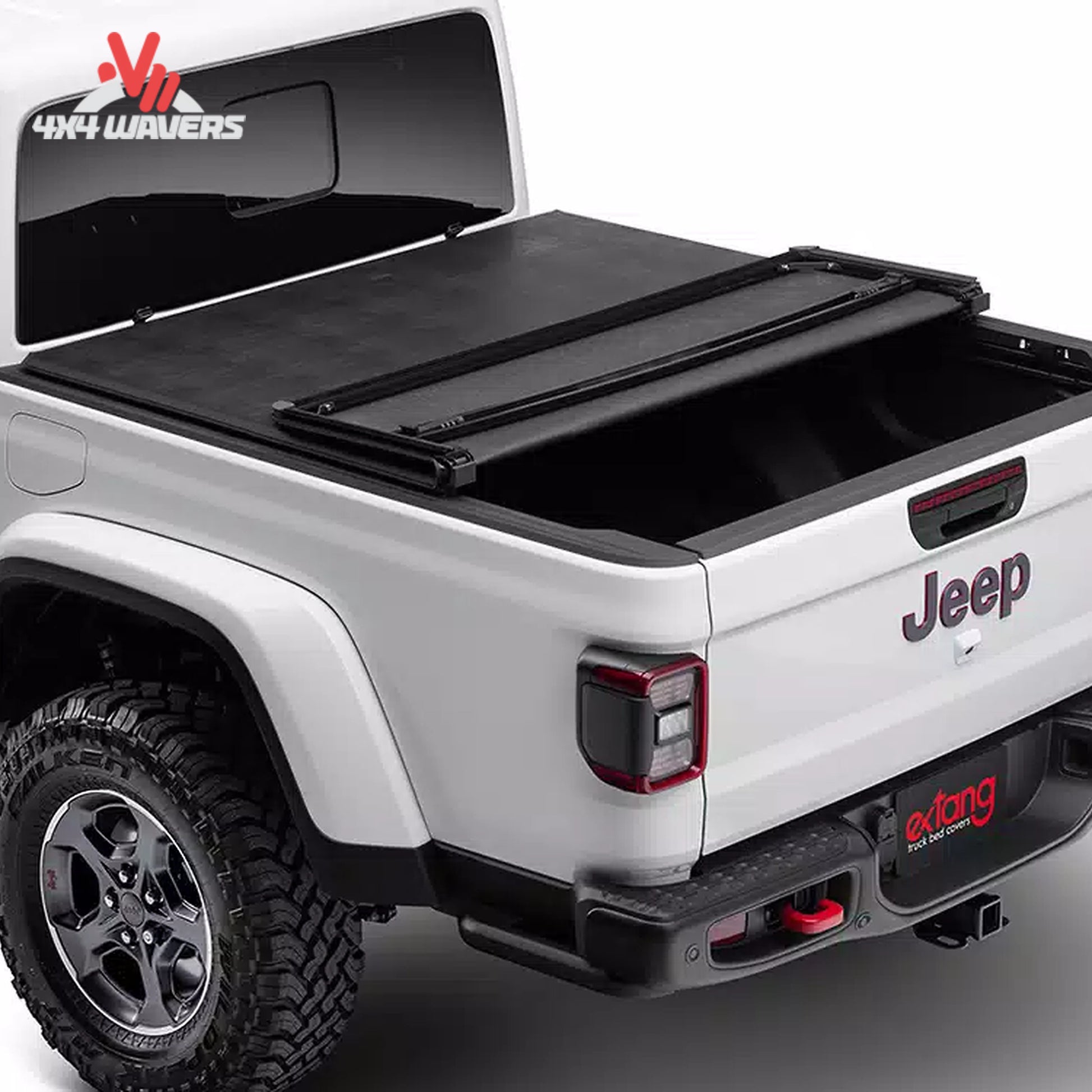 Cubierta tonneau blanda plegable Extang Trifecta 2.0 en una Jeep Gladiator JT 2020–2026 con caja de 5 ft, mostrada plegada hacia atrás para acceder a la caja.