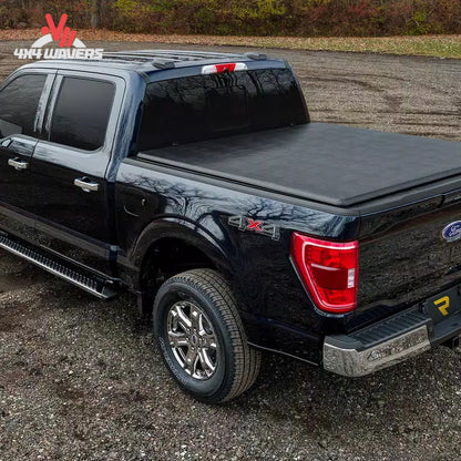 Close-up de la cubierta tonneau plegable blanda Extang Trifecta 2.0 en una Jeep Gladiator JT 5FT 2020–2026, mostrando material de vinilo y paneles plegables.