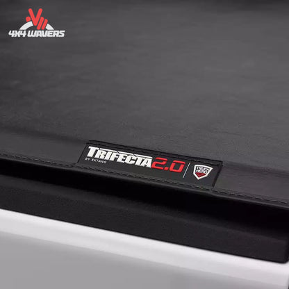 alt
Primer plano de la cubierta tonneau plegable blanda Extang Trifecta 2.0 en una Jeep Gladiator JT 2020–2026 con caja de 5FT, mostrando material de vinilo duradero.