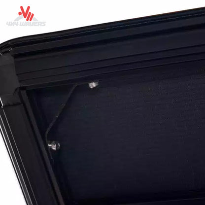 close-up de la cubierta de lona plegable blanda Extang Trifecta 2.0 en un Jeep Gladiator JT 2020–2026 con caja de 5 ft, mostrando el material de vinilo y las líneas de pliegue.