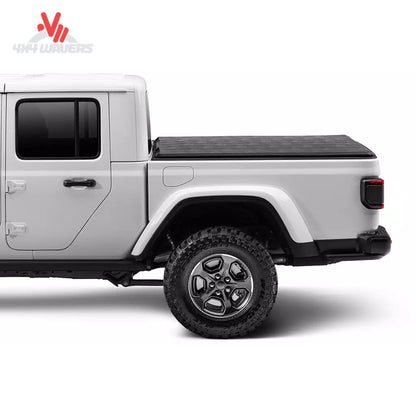Close-up de la cubierta tonneau blanda plegable Extang Trifecta 2.0 en una Jeep Gladiator JT 2020–2026 de caja de 5 pies, mostrando material de vinilo duradero.