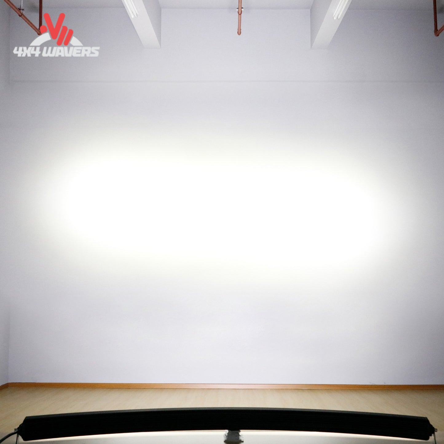 Barra de luces LED GO Performance de 50 pulgadas con haz combinado SAE de doble fila, montada en un vehículo todoterreno de noche.