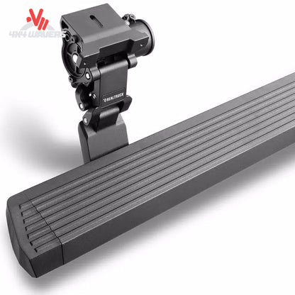 alt
Estribos eléctricos Go Rhino E1 con superficie antideslizante instalados en un Jeep Wrangler JL de 4 puertas 2018–2025, mostrando el detalle de la superficie de apoyo.