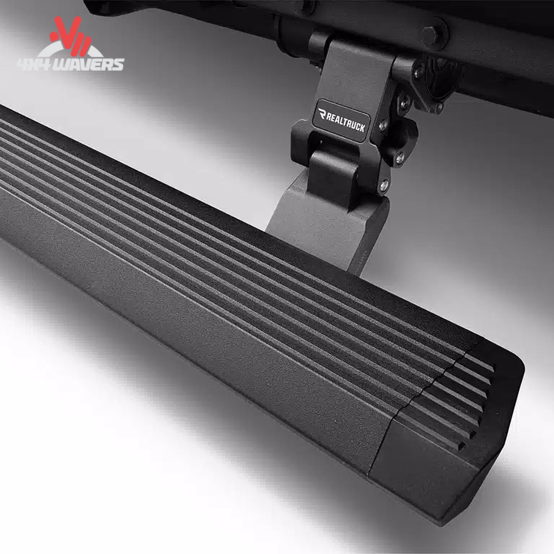 Go Rhino E1 Running Boards eléctricos con superficie antideslizante en un Jeep Wrangler JL de 4 puertas 2018–2025, mostrando la superficie del peldaño.